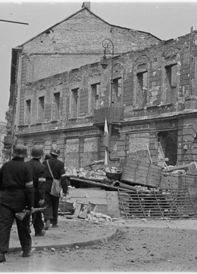 Oddział powstańców przy barykadzie na ulicy Brackiej