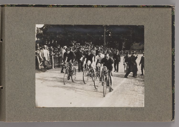 Album z fotografiami cyklistów na Dynasach