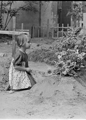 Dziewczynka nad grobem w ogrodzie przy Mazowieckiej 9