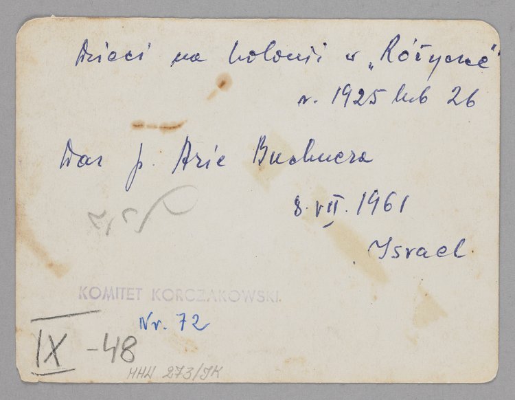 Fotografia przedstawiająca Janusza Korczaka (Henryka Goldszmita) w otoczeniu dzieci w filii Domu Sierot Różyczka (Gocławek)