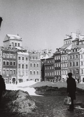 Rynek Starego Miasta zimą, widok na kamienice strony Dekerta i Barssa