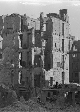 Ruiny kamienicy przy ulicy Świętokrzyskiej 27 róg Jasnej 16