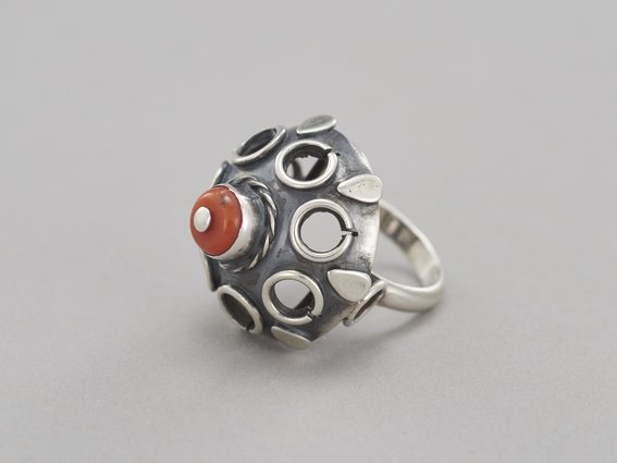 Pierścionek z koralem