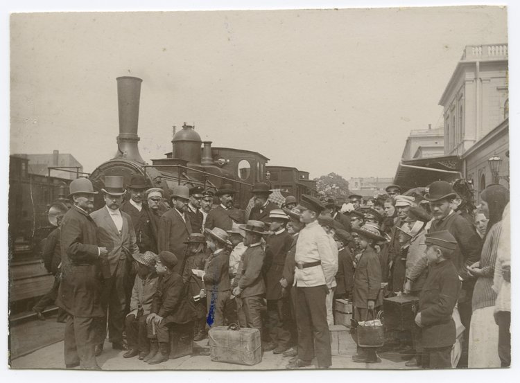 Wyjazd chłopców na kolonie letnie ze stacji kolei Warszawsko-Wiedeńskiej