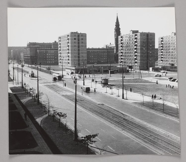 Widok ulicy Juliana Marchlewskiego (obecnie: aleja Jana Pawła II)