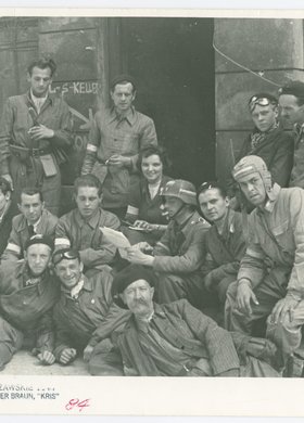 Żołnierze z kompanii "Andrzej", zgrupowania "Bartkiewicz" Armii Krajowej. Rejon ulicy Marszałkowskiej przy Królewskiej