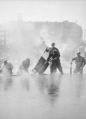 Asfaltowanie ulicy na budowie Marszałkowskiej Dzielnicy Mieszkaniowej