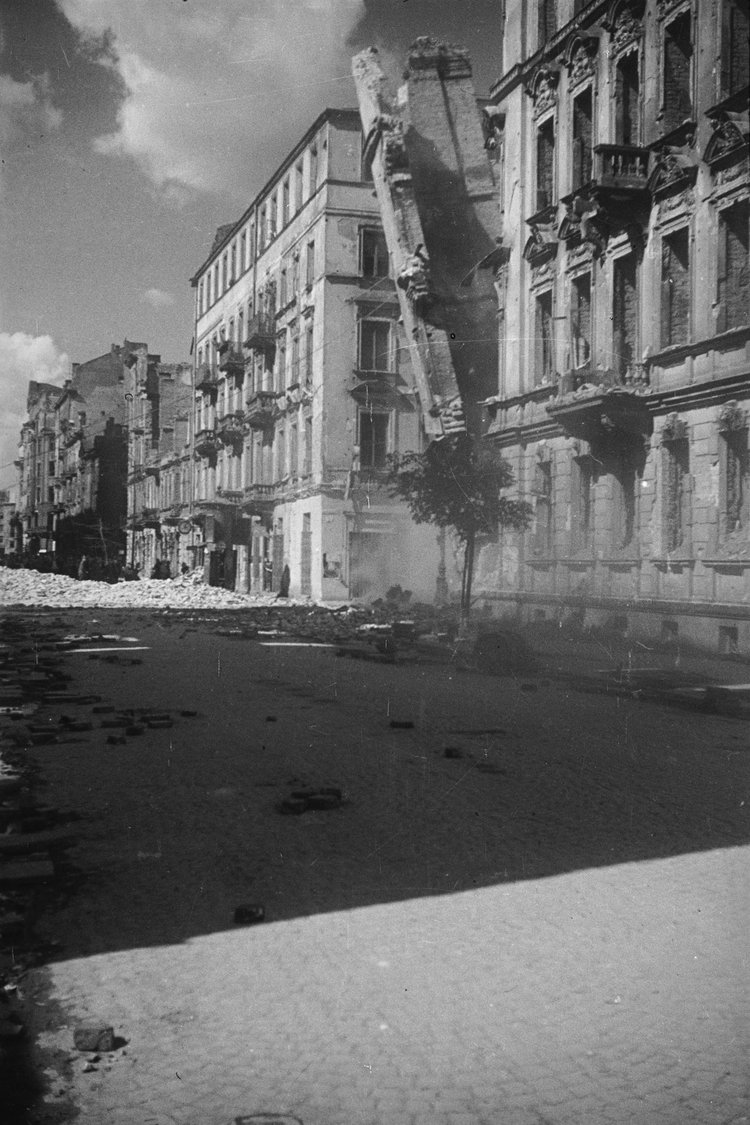 Obracjąca się w gruzy kamienica przy ulicy Poznańskiej 24