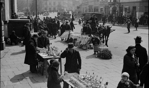 Wielki Tydzień na placu Trzech Krzyży, stragany przy kościele św. Aleksandra