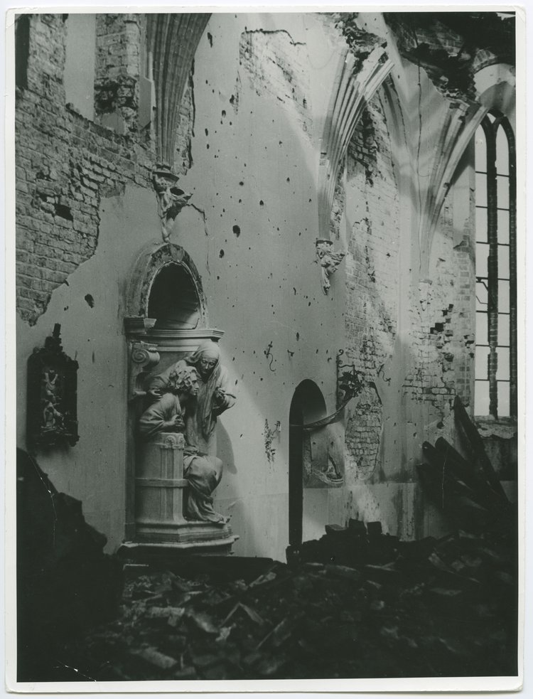 Zniszczone wnętrze kościoła Nawiedzenia Najświętszej Marii Panny