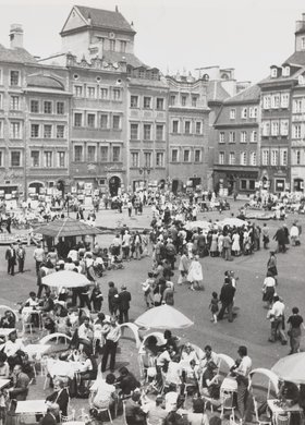 Rynek Starego Miasta w wiosenne lub letnie popołudnie