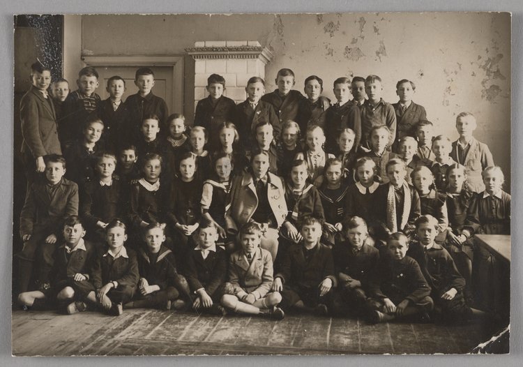 Świadectwo szkolne Małgorzaty Stępińskiej wraz z załączoną czarnobiałą fotografią klasową