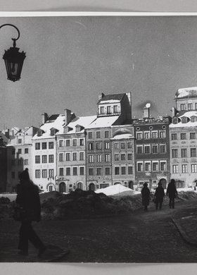 Rynek Starego Miasta zimą, widok na kamienice strony Dekerta