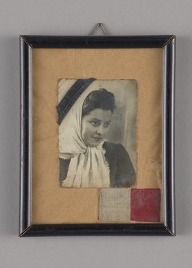 Fotografia w ramce z żałobną wstążką Jadwigi Kędziorek ps. Jagoda