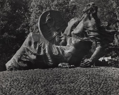 Fragment pomnika Polegli Niepokonani 1939-1945 na Cmentarzu Powstańców Warszawy