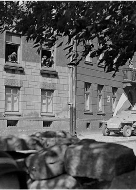 Powstańcy w zdobytym transporterze na ulicy Mikołaja Kopernika