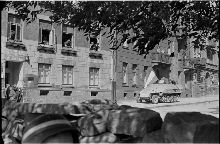 Powstańcy w zdobytym transporterze na ulicy Mikołaja Kopernika