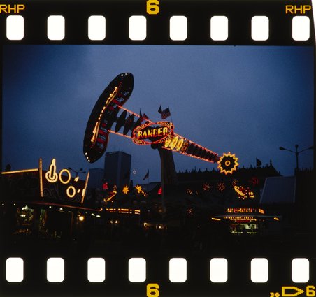 Wesołe miasteczko pod Pałacem Kultury i Nauki nocą