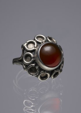 Pierścionek z kolistym bursztynem - kaboszonem