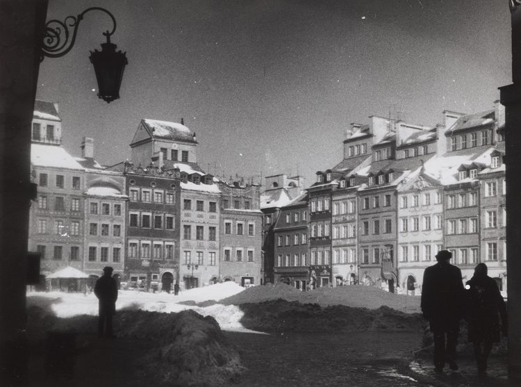 Rynek Starego Miasta zimą, widok na kamienice strony Dekerta i Barssa