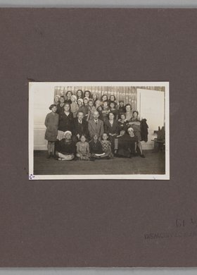 Fotografia przedstawiająca Izaaka Eliasberga, Janusza Korczaka (Henryka Goldszmita) i Stefanię Wilczyńską z dziećmi z Domu Sierot