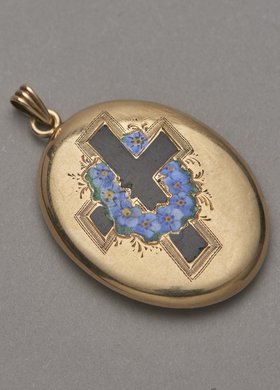 Medalion z krzyżem i wieńcem niezapominajek