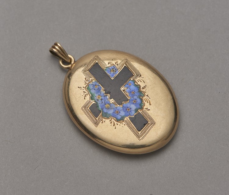 Medalion z krzyżem i wieńcem niezapominajek