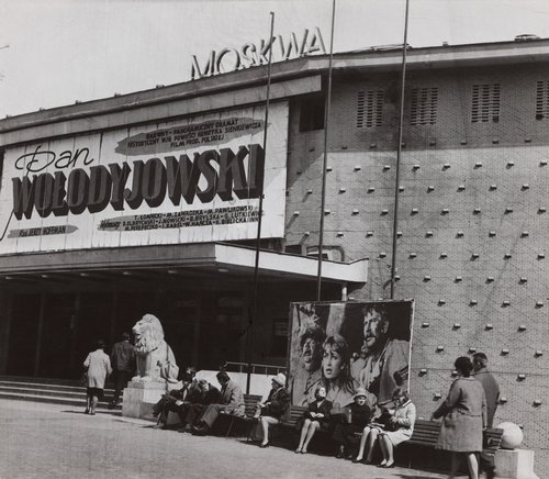 Afisz zapowiadający film 'Pan Wołodyjowski' nad wejściem do kina Moskwa; ulica Puławska