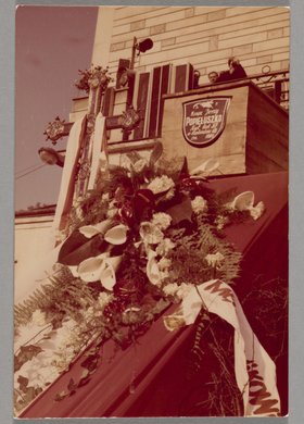 Pogrzeb bł. ks. Jerzego Popiełuszki - kataflak z trumną oraz prowizoryczny ołtarz na balkonie kościoła p.w. św. Stanisława Kostki na warszawskim Żoliborzu