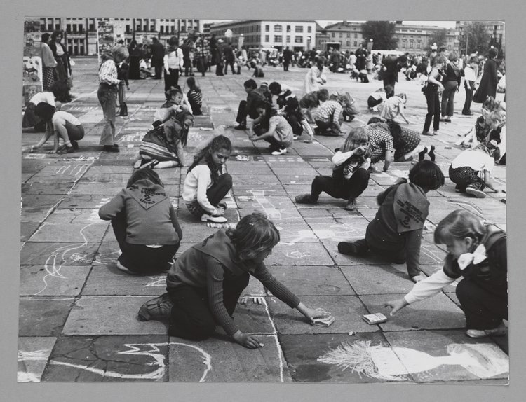 Outdoor event for children in Zwycięstwa [Victory] Square (currently Piłsudski Square)