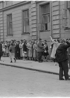 Kolejka ludności cywilnej pod domem Zgromadzenia Sióstr Miłosierdzia św. Wincentego a Paulo