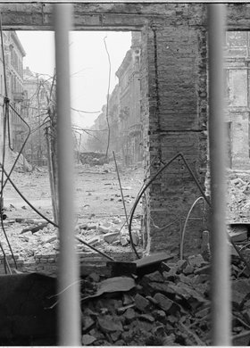 Wylot ulicy Kruczej na Aleje Jerozolimskie