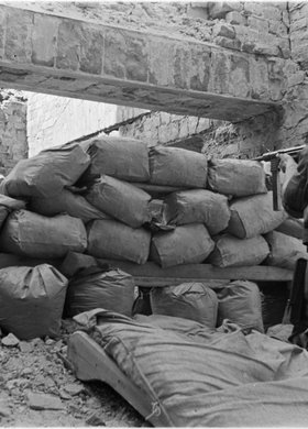 Powstaniec na stanowisku strzeleckim na parterze pałacu Blocha