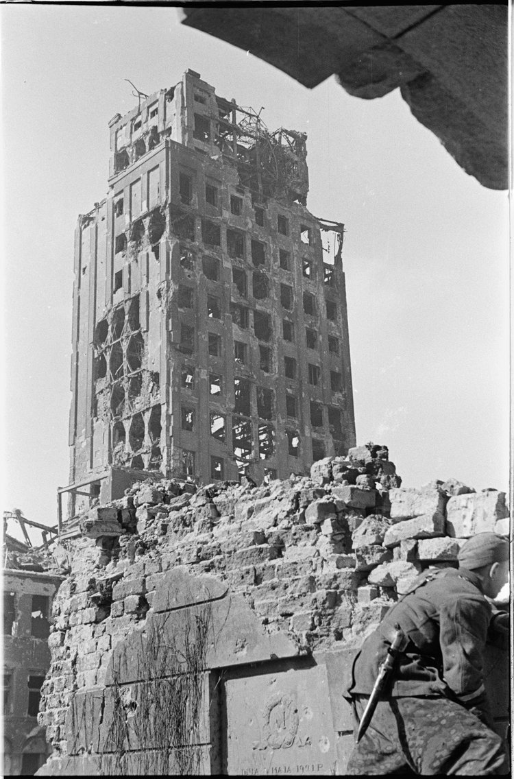 Ruiny gmachu Towarzystwa Ubezpieczeń "Prudential"