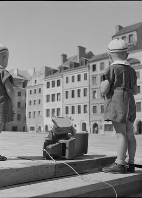 Dzieci bawiące się na Rynku Starego Miasta