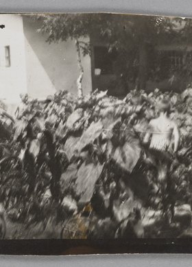 Fotografia przedstawiająca ogród przedszkolaków w Różyczce, filii Domu Sierot (Gocławek)