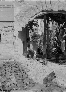 Powstańcy w bramie Poczty Głównej