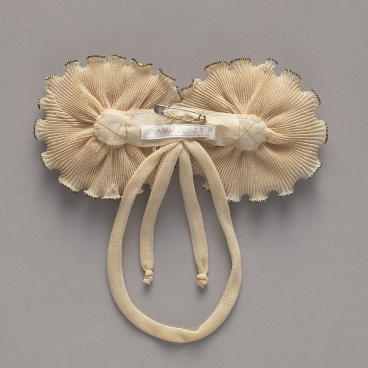 Ozdoba sukni w formie dwóch rozetek