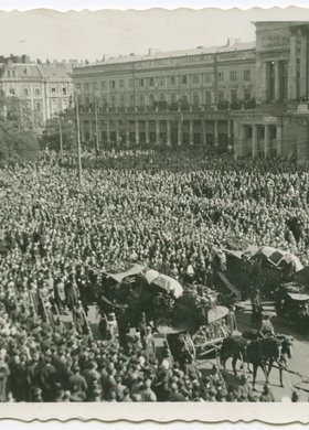 Pogrzeb Franciszka Żwirki i Stanisława Wigury, kondukt na placu Teatralnym