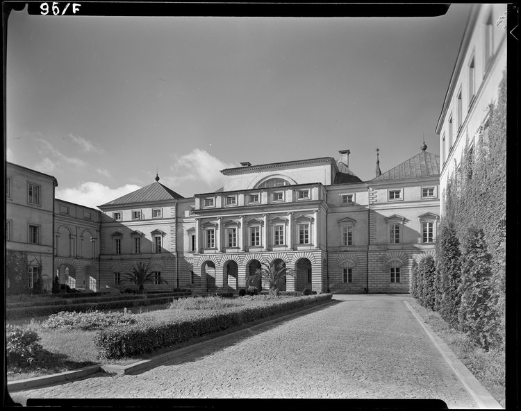 Pałac Paca przy ulicy Miodowej 15, elewacja frontowa i dziedziniec