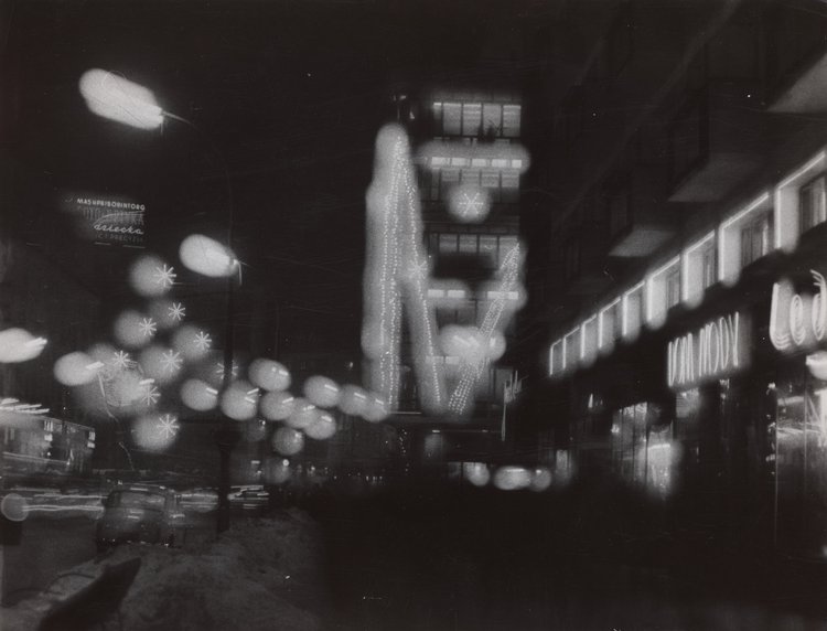 Widok zbiegu ulicy Kruczej i Alej Jerozolimskich nocą