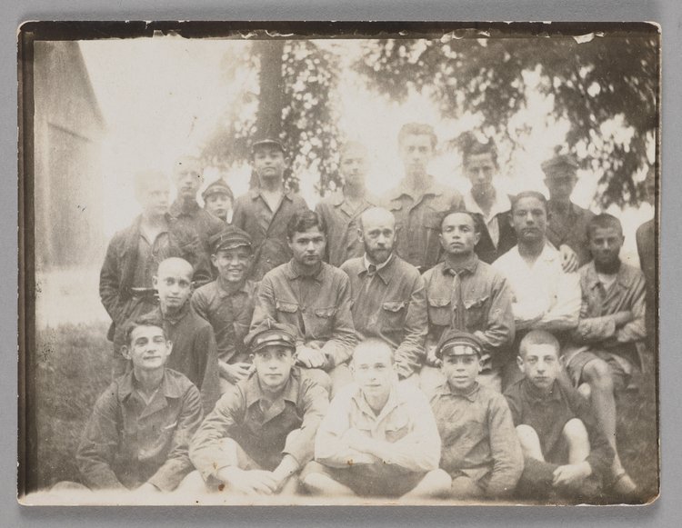 Fotografia przedstawiająca Janusza Korczaka (Henryka Goldszmita) z dziećmi i wychowawcami na kolonii letniej w filii Domu Sierot Różyczka (Gocławek)