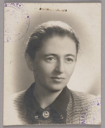 Fotografia legitymacyjna Aliny Scholtz