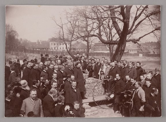 Położenie kamienia węgielnego pod budowę siedziby Warszawskiego Towarzystwa Cyklistów na Dynasach