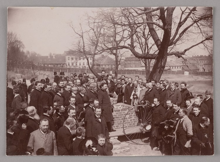 Położenie kamienia węgielnego pod budowę siedziby Warszawskiego Towarzystwa Cyklistów na Dynasach