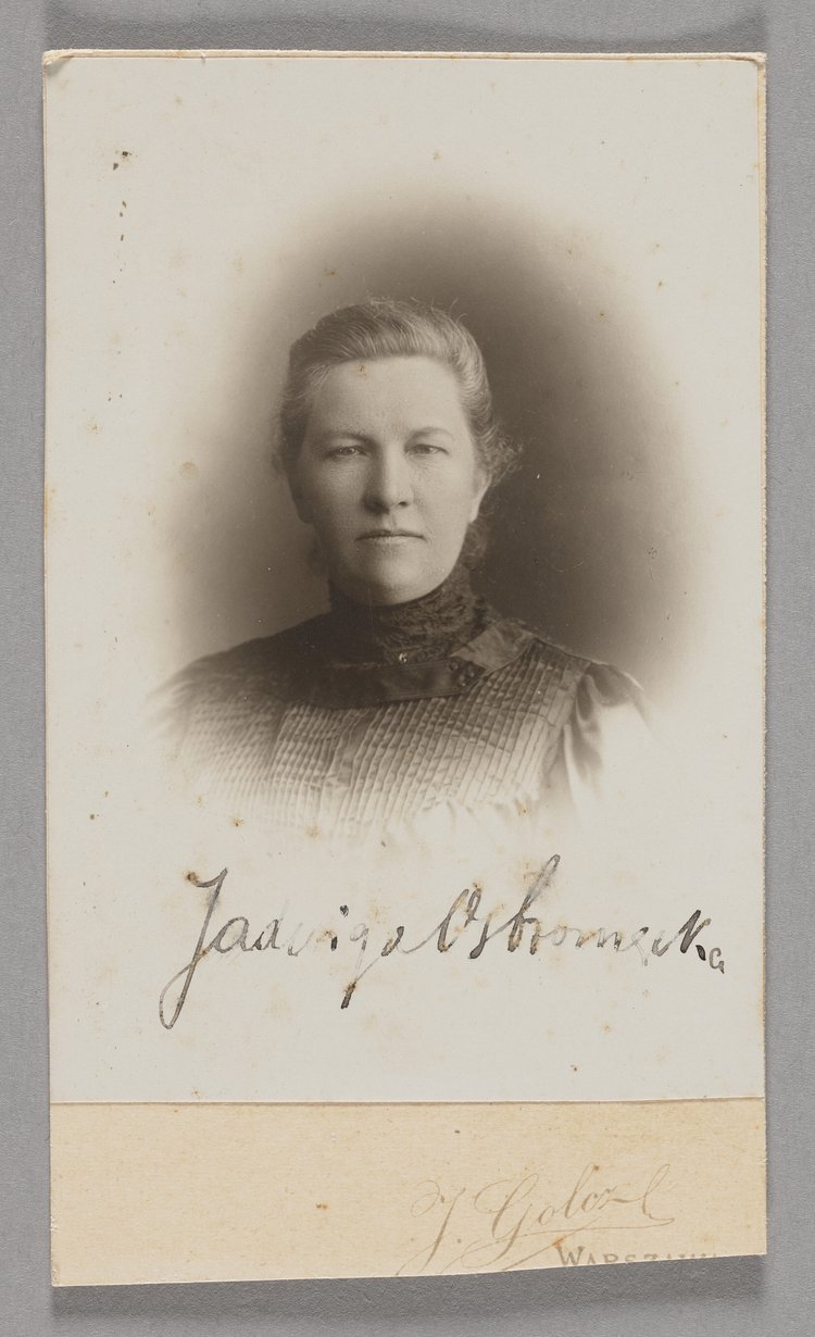 Album z fotografiami nauczycieli i uczennic pensji Antoniny Walickiej w Warszawie