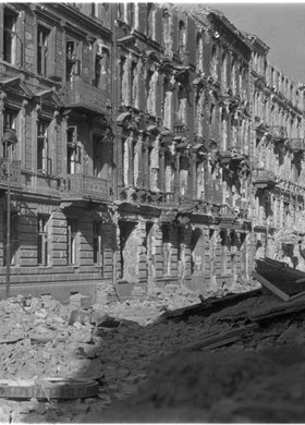 Ruiny zabudowy przy ulicy Siennej