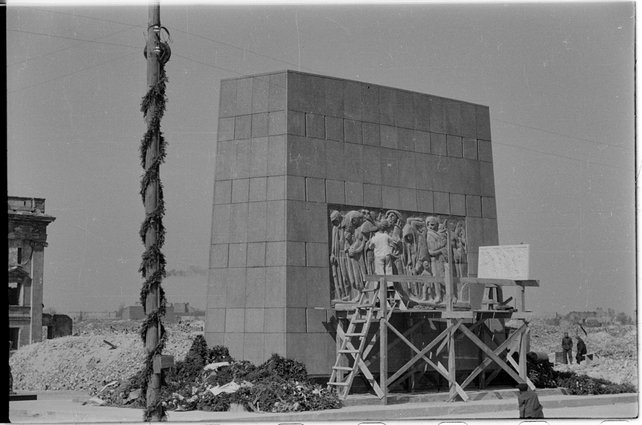 Pomnik Bohaterów Getta, poprawki po odsłonięciu