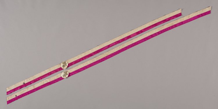 Dwie szarfy biało-amarantowe z metalową Syrenką na białej rozetce