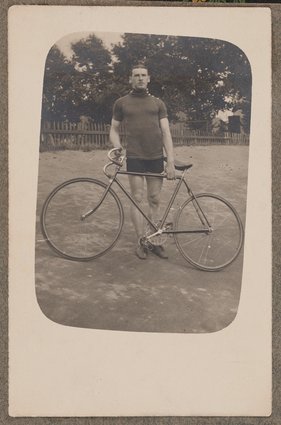 Leonard Harkiewicz z rowerem na Dynasach